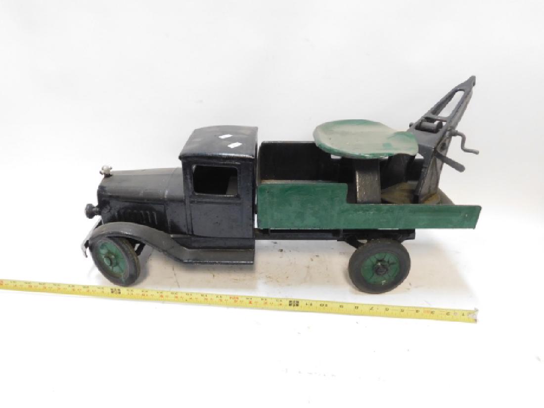 BUDDY L TOW TRUCK: 27" LONG. CAST IRON. REPAINTED
