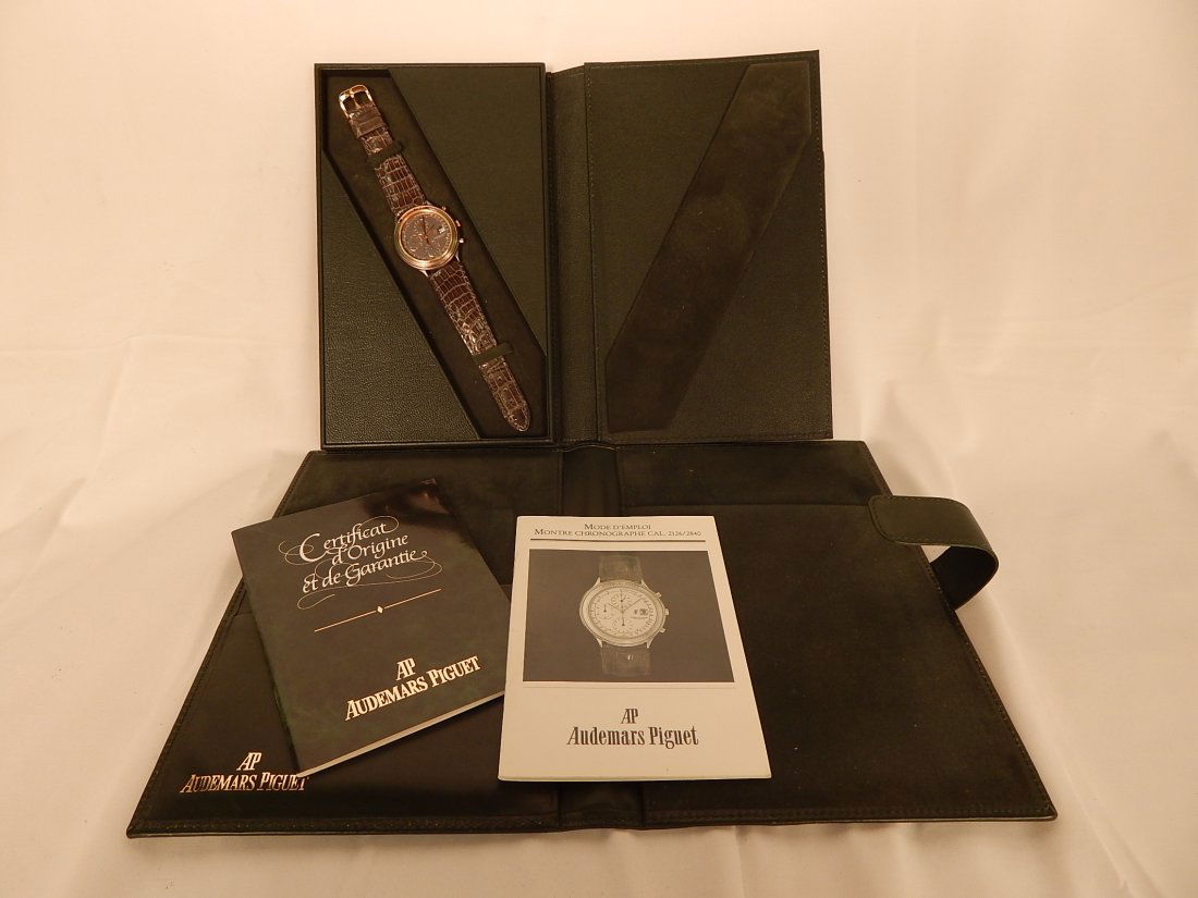 Audemars Piguet Watch: Montre Chronographe Cal. 2126/2840, original leather case, slightly used