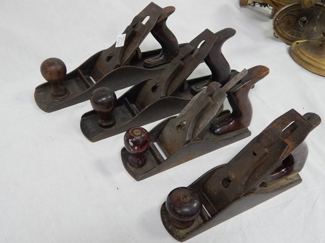 4 METAL WOOD PLANES: STANLEY 5, STANLEY 5 1/2, OTHERS UNKNOWN.