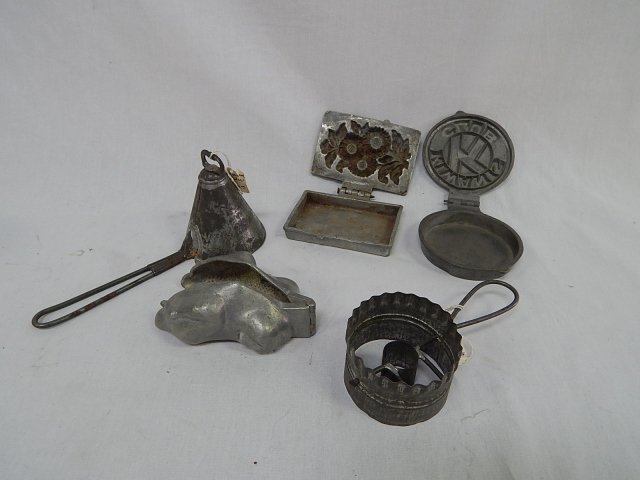 MISC KITCHEN ITEMS: ICE CREAM SCOOP, CHOCOLATE MOLDS. MOLDS ARE APPROXIMATELY 4".