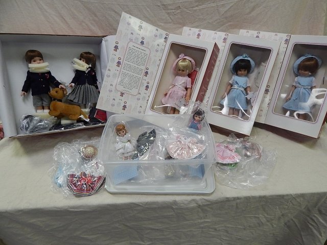 BETSY MCCALL DOLLS: 4 LARGE BETSY MCCALL DOLLS AND 2 SMALLER DOLLS. SMALLER DOLL HAVE MANY OUTFITS AND ACCESSORIES.
