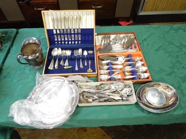 COLLECTION OF SILVER PLATE FLATWARE & SERVING PCS: MOSTLY RODGER BROS., ONEIDA.