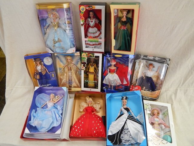12 COLLECTOR AND LIMITED EDITION BARBIES: I LOVE LUCY, MIDNIGHT WALTZ, KWANZA BARBIE, SYDNEY BARBIE, CINCO DE MAYO BARBIE AND MORE.