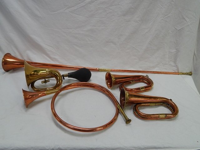 FIVE BRASS AND COPPER HORNS: FIVE BRASS AND COPPER DECORATIVE HORNS.