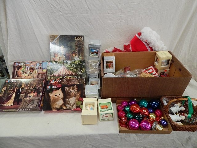 LOT OF CHRISTMAS ORNAMENT AND PUZZLES: SOME ARE HALLMARK, SOME ARE VINTAGE,