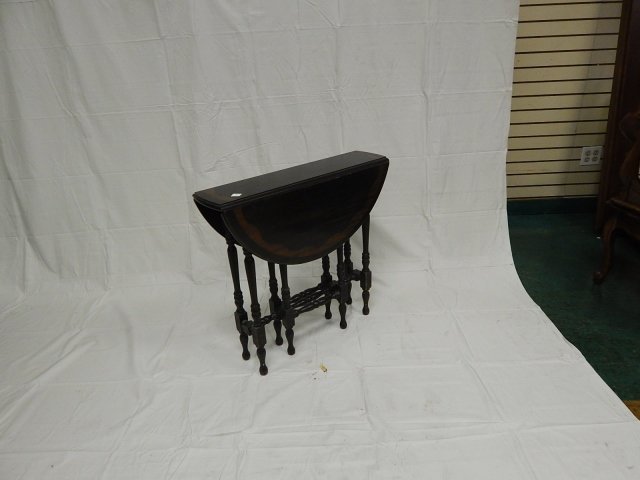 SMALL MAHOGANY DROP LEAF TABLE: 26" TALL X 28" LONG X 27" ROUND WHEN OPENED.
