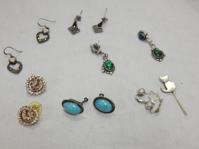 FIVE PAIRS OF EARRINGS AND A CAT PIN: MULTI COLORED STONES: RHINESTONES, TURQUOISE, ETC.