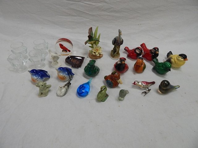 COLLECTION OF BIRD FIGURINES: 26 PIECES.