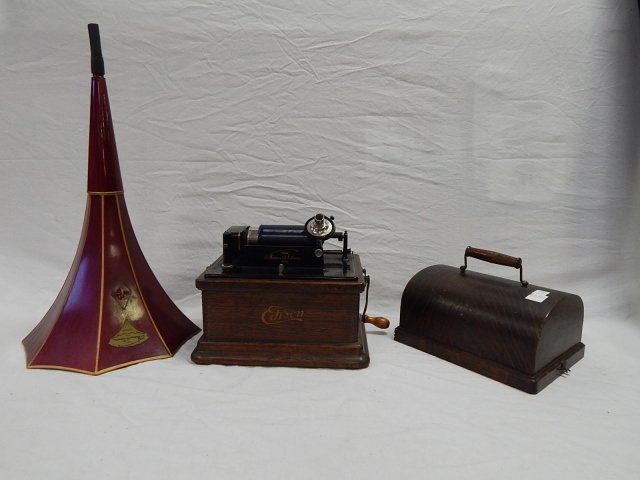 EDISON FIRESIDE PHONOGRAPH: ESTATE #106. COMBINATION TYPE SERIAL #87708, MODEL #A. WORKING CONDITION. NO HORN BRACKET.