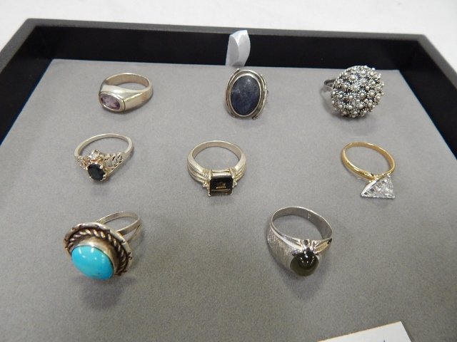 EIGHT STERLING SILVER RINGS: MULTI COLORED STONES