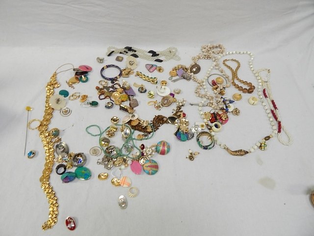 LOT OF COSTUME JEWELRY: BEADS, BRASS, NECKLACES, EARRINGS, BRACELETS, BROACHS.