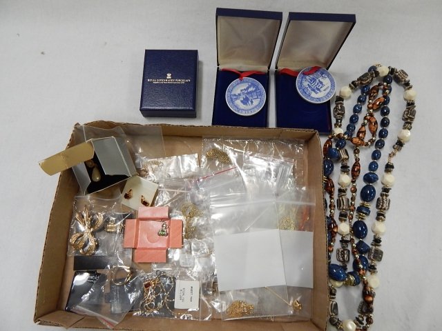COLLECTION OF ESTATE JEWELRY: ROYAL COPENHAGEN PORCELAIN PENDENT, NECKLACES, EARRINGS AND MORE.