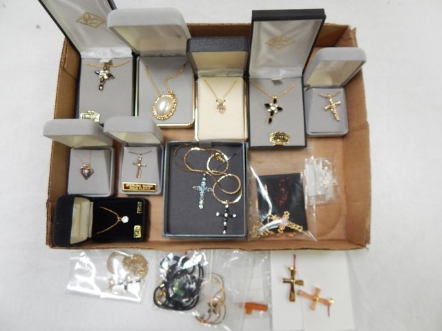 COLLECTION OF ESTATE JEWELRY: CROSSES, PENDANTS.