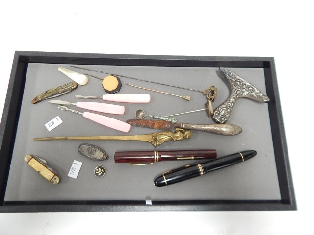 LOT OF ASSORTED ITEMS: FOUNTAIN PENS, DRESSER ACCESSORIES, HATPINS, KNIVES,STERLING PCS, MASONIC PIN,