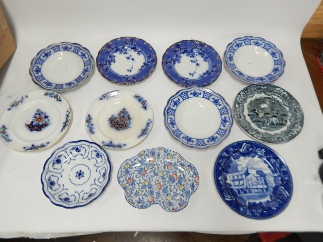 FLOW BLUE AND ENGLISH PORCELAIN PLATES: FLOW BLUE AND ENGLISH PORCELAIN PLATES. MINOR CHIPS AND FADING. APPROX 8" DIAMETER