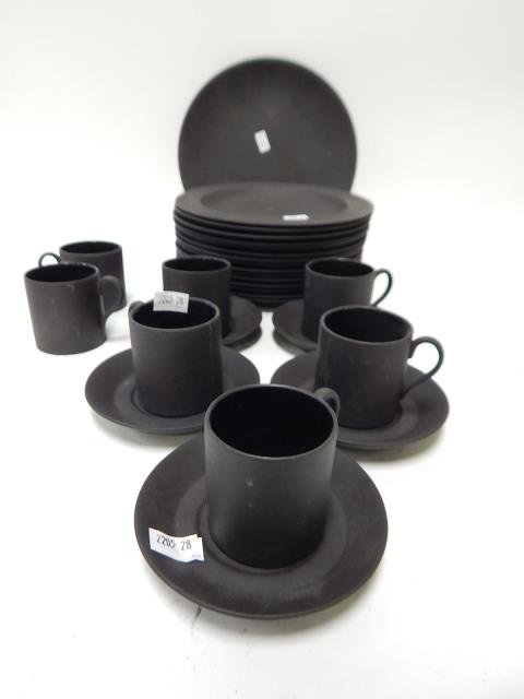 WEDGEWOOD LUNCHEON SET WITH EXTRA CUPS: WEDGEWOOD LUNCHEON SET FOR 5. PLATE MEASURES 7.5 ACROSS. WITH EXTRA CUPS