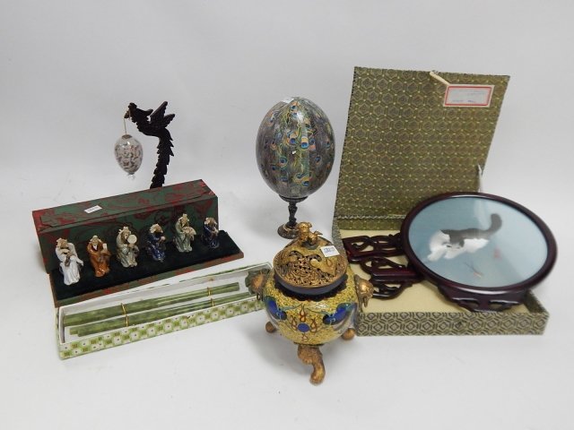 COLLECTION OF ORIENTAL DECORATIVE ITEMS: COLLECTION OF SIX ORIENTAL DECORATIVE ITEMS