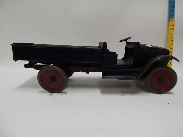 BUDDY L DUMP TRUCK ORIGINAL PAINT: BUDDY L DUMP TRUCK IN ORIGINAL PAINT. 23" WX 8" T X 7" ACROSS