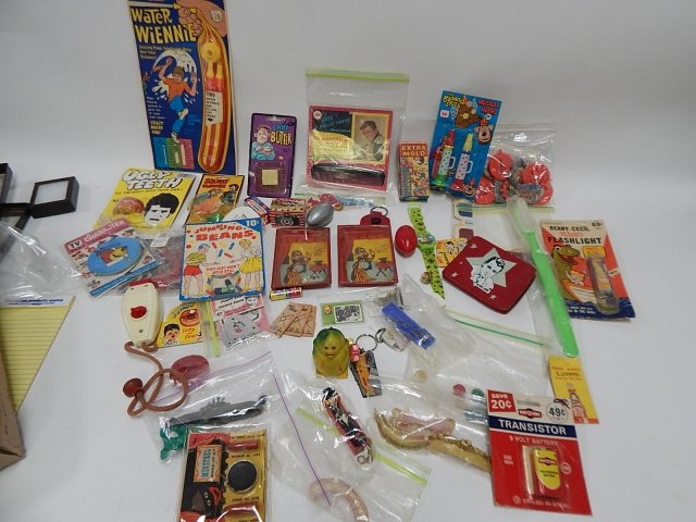 LOT OF NOVELTY COLLECTABLES: LARGE COLLECTION: FAKE TEETH, UGLY TEETH, GAMES, FLASH LIGHT, AND MORE!