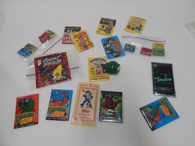 LOT OF GUM PACKS: WITH CARDS, VARIOUS DATES, WITH WOODEN TOP