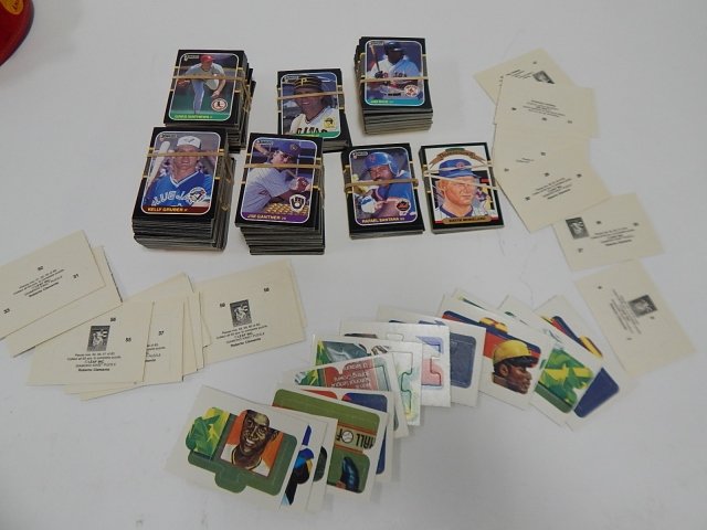 BASEBALL CARDS AND PUZZLE CARDS: LARGE LOT, AS SHOWN