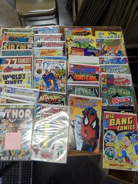 LARGE LOT OF COMIC BOOKS (1 of 7)