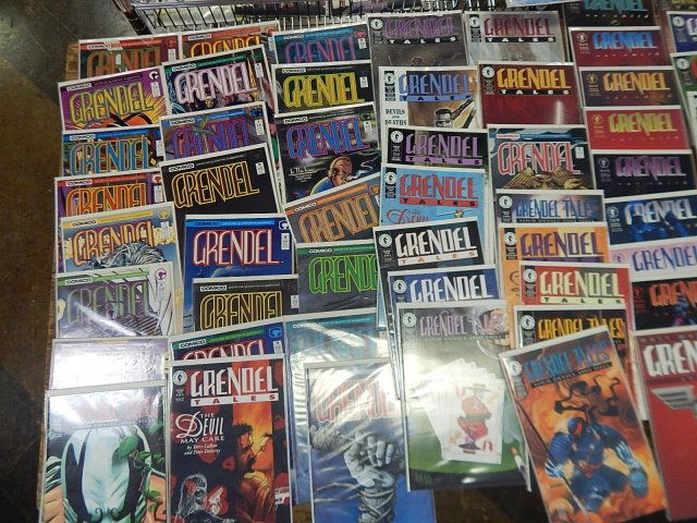 COLLECTION GRENDEL COMIC BOOKS (1 of 5)