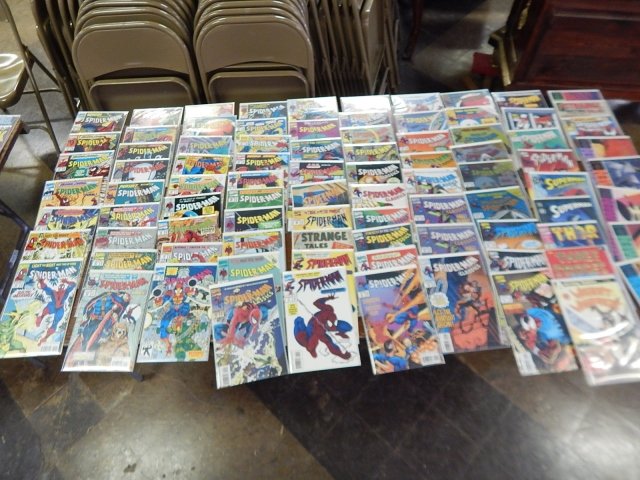 LARGE LOT OF COMIC BOOKS (1 of 8)