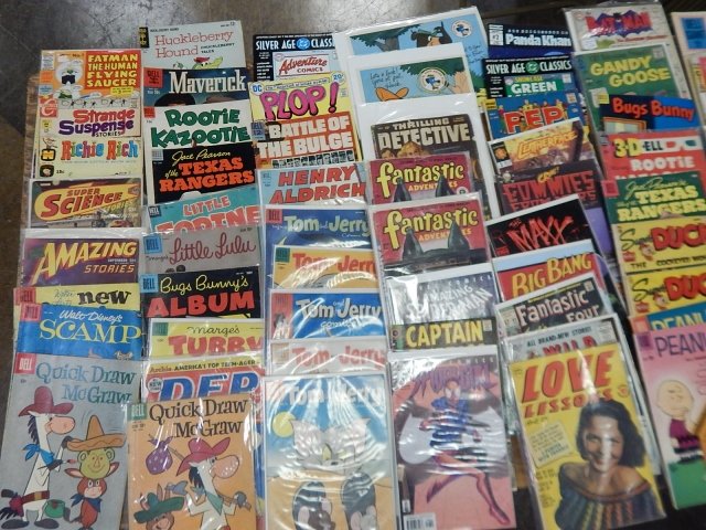 LARGE LOT OF COMIC BOOKS (1 of 9)