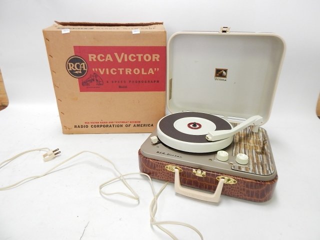 RCA VICTOR PORTABLE PHONOGRAPH (1 of 4)