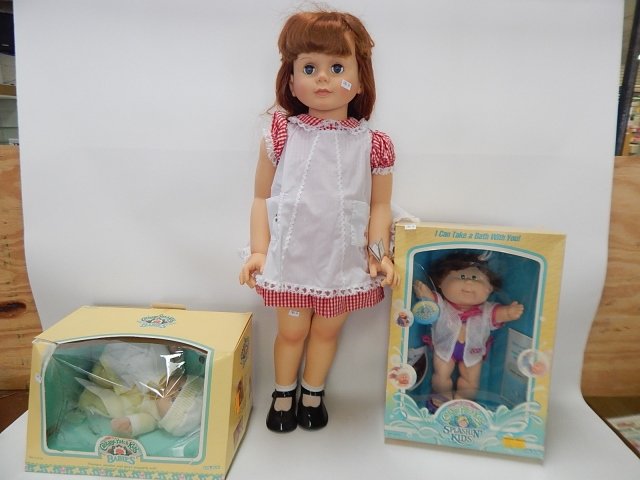 LOT OF THREE DOLLS (1 of 4)