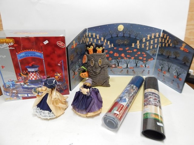 LOT OF LEMAX AND OTHER DECORATIONS: HALLOWEEN BACKGROUND, FLIGHT SCHOOL, OTHER DECORATIONS