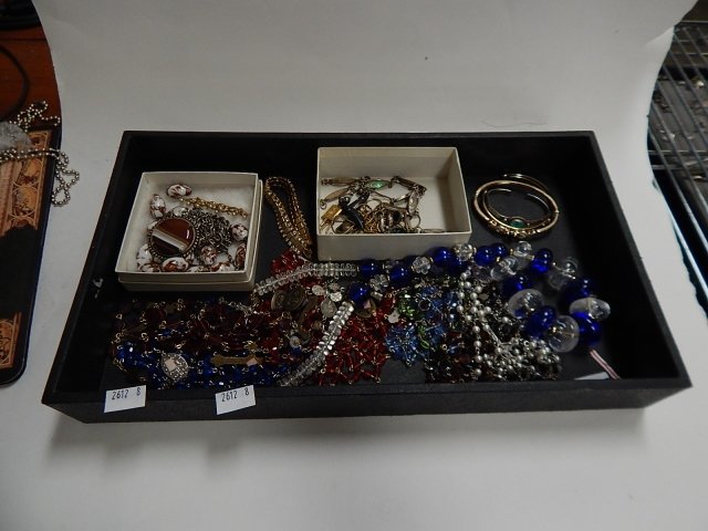 LOT OF COSTUME JEWELRY: BEADS, NECKLACES, BRACELETS
