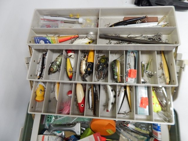 TACKLE BOX WITH LURES: LARGE SELECTION OF LURES.