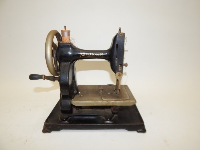 NEW HOME SEWING MACHINE: HAND CRANK. 10" TALL X 10" WIDE.