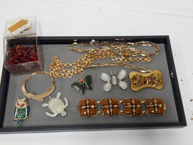 LOT OF COSTUME JEWELRY (1 of 6)