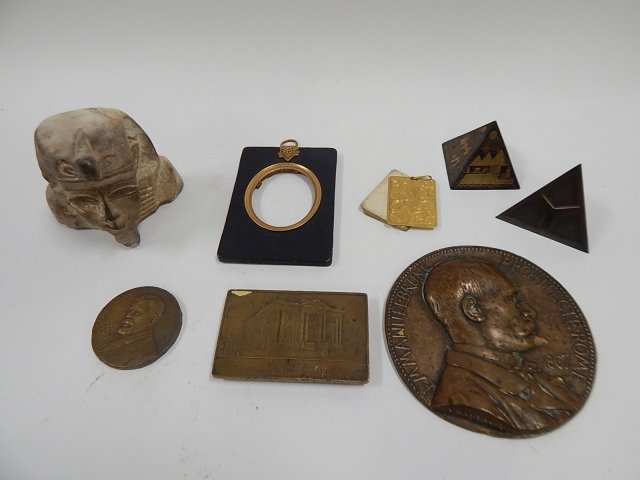 SMALL COLLECTION OF CABINET COLLECTABLES (1 of 3)