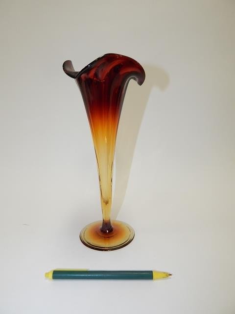 ALEXANDRITE VASE: BEAUTIFUL AMBER FLOWING INTO CRANBERRY GLASS.