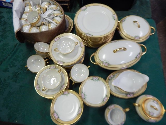 SET OF BAVARIAN DISHES: SERVICE FOR 8 PLUS EXTRA PLATES AND SERVING PIECES