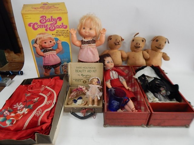 LOT OF DOLLS AND TOYS: DOLL WITH WARDROBE, BABY COME BACK, 3 LITTLE PIGS, SILK PAJAMAS, SHIRLEY TEMPLE PITCHER