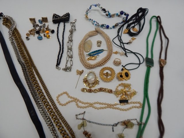 LOT OF COSTUME JEWELRY: TEXAS TIES, NECKLACES, CHOKERS, PINS, CUFFLINGS.