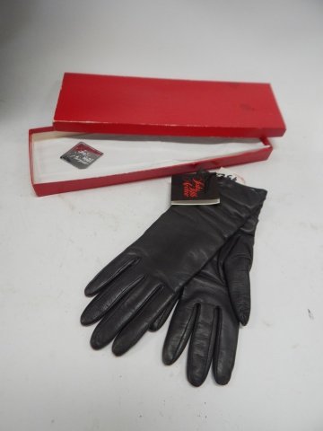 SAKS FIFTH AVENUE LEATHER GLOVES: SIZE 7 WITH ORIGINAL TAGS.