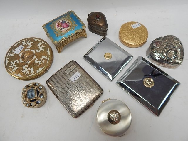 LOT OF COMPACTS: VARIOUS SIZES AND SHAPES. ONE WITH BROKEN HINGE