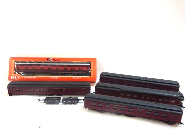 5 RIVAROSSI HO SCALE TRAIN CARS (1 of 3)