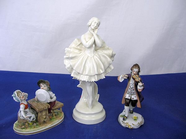 3 alte Porzellan Alegorien, defekt: 3 old german porcelain figures: Dresden, Volkstedt, Schierholtz -all with little defects