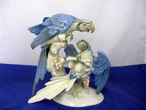 Hutschenreuther Kunstabteilung – Fritz / Tutter – 2 Pa: Kunstabteiling Hutschenreuther – K.Tutter und M.H. Fritz – 2 Papageien auf einem Ast, um 1930-1940 H: 28 cm