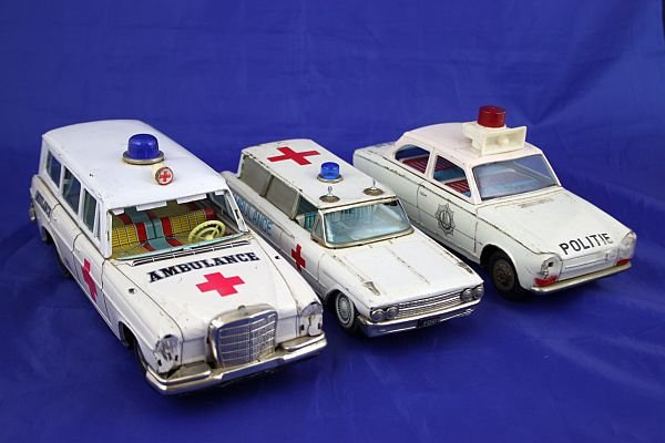 3 rare Japan tin models – Bandai etc.: Rare tin models from Japan: DAF Politie 23 cm – Ford Ambulance 23cm – Bandai Mercedes Ambulance 28cm