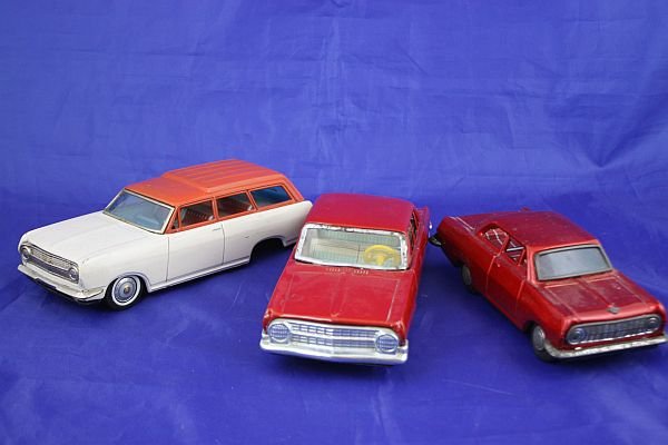 3 Opel-Modelle aus Japan, u.a. BANDAI: Rare Opel Rekord Kombi, good condition but back-wheels are missing – two more red Opel Rekord from Japan, used condition
