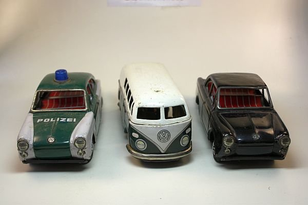 3 VW Tin-models, Japan – Rare !: VW 1600 Police, friction Ok 18cm – VW Bulli Police 15cm – VW 1500, black – 18cm