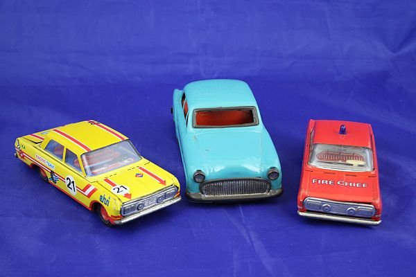 3 old german tin models: 2x Opel Rekord ? Ralley and Fire Chief, 16cm – 1 x ? mintgreen with wind-up OK, very simple tin model, 19cm